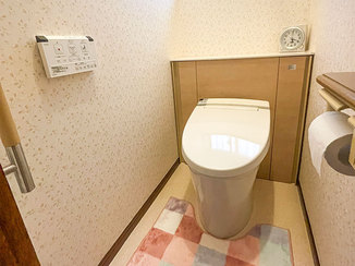 トイレリフォーム ひろびろ使える、手すり付きのトイレ