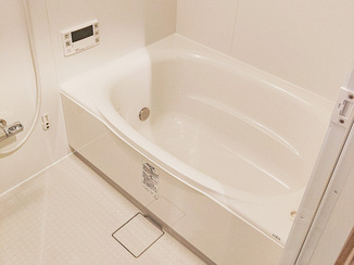 バスルームリフォーム 白で統一した、明るく清潔感のあるバスルーム