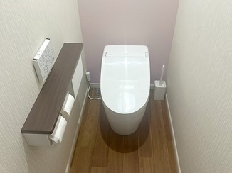トイレリフォーム ピンクのアクセントクロスで華やかなレストルーム