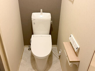 トイレリフォーム アクセントクロスを取り入れた、今風のおしゃれなレストルーム