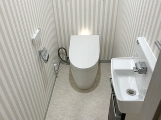 トイレリフォーム 高いデザイン性に加え、清掃性にも優れたトイレ